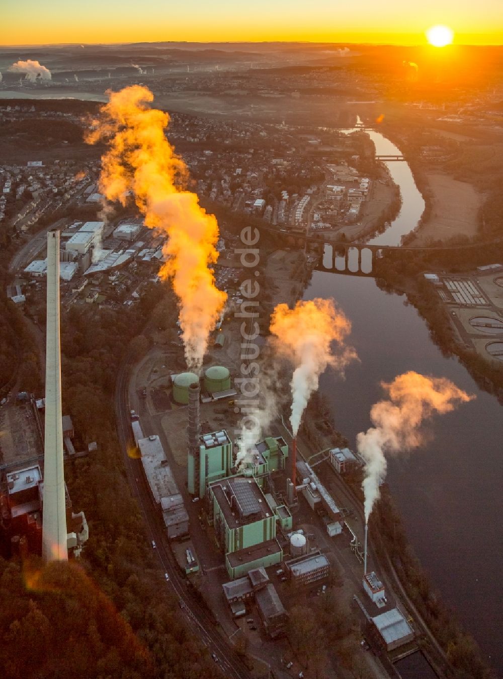 Herdecke aus der Vogelperspektive: Blockheizkraftwerk - regionalen Heizkraftwerkes im Gegenlicht des Sonnenunterganges im Ortsteil Westende in Herdecke im Bundesland Nordrhein-Westfalen