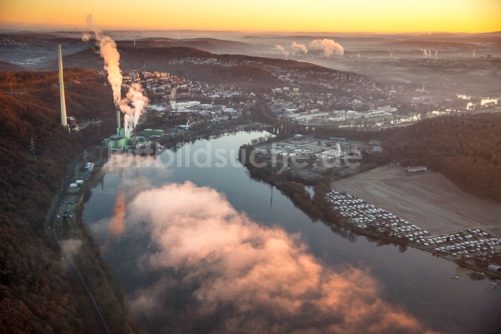 Luftbild Herdecke - Blockheizkraftwerk - regionalen Heizkraftwerkes im Gegenlicht des Sonnenunterganges im Ortsteil Westende in Herdecke im Bundesland Nordrhein-Westfalen