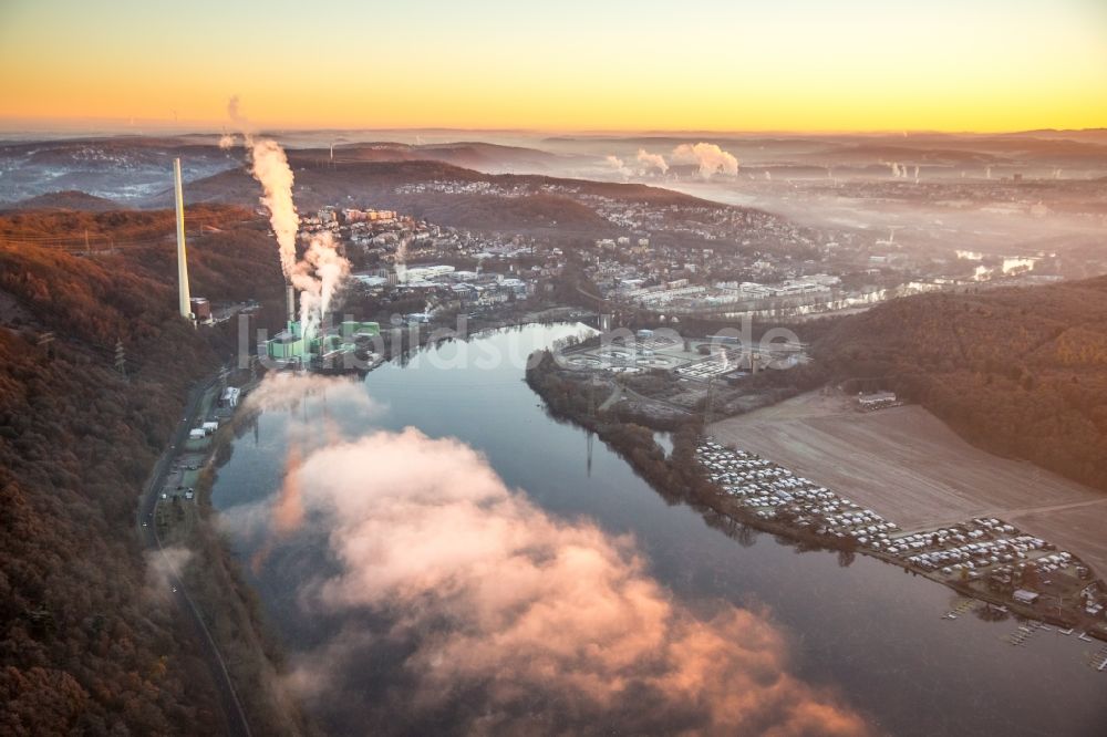 Luftaufnahme Herdecke - Blockheizkraftwerk - regionalen Heizkraftwerkes im Gegenlicht des Sonnenunterganges im Ortsteil Westende in Herdecke im Bundesland Nordrhein-Westfalen