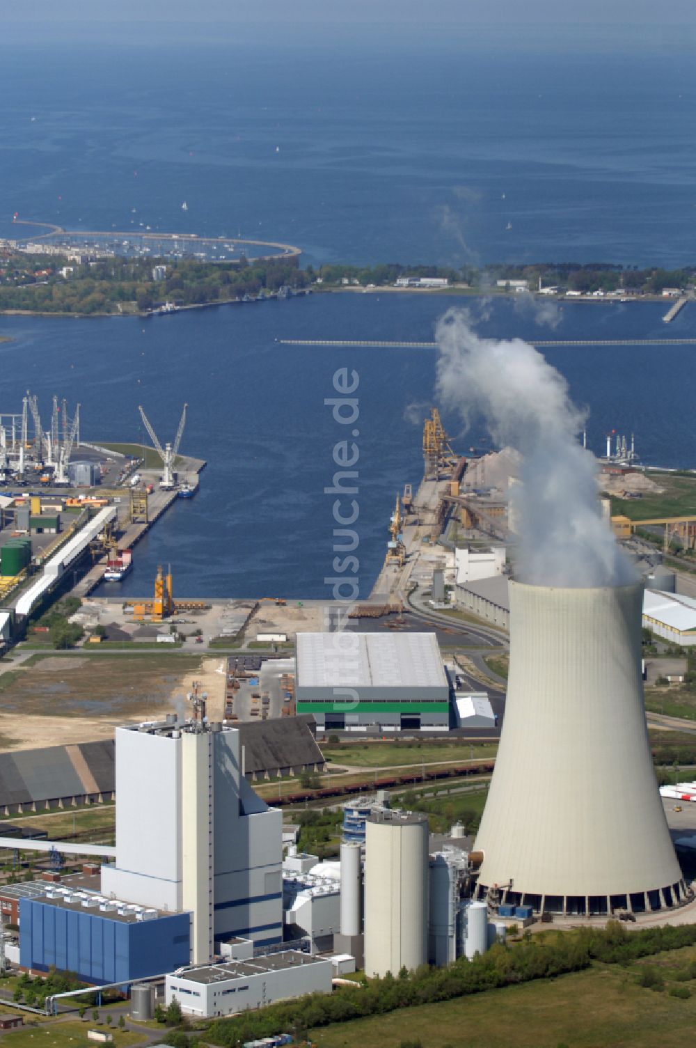 Luftbild Rostock - Blockheizkraftwerk - regionales Heizkraftwerkes der KNG Kraftwerks- und Netzgesellschaft mbH in Rostock im Bundesland Mecklenburg-Vorpommern