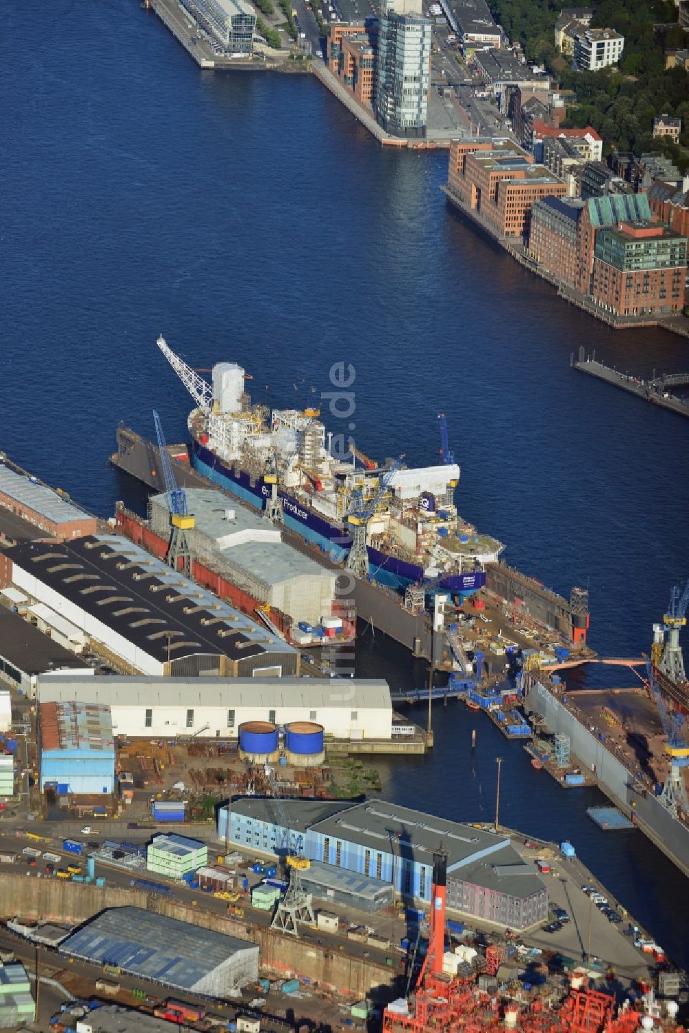 Hamburg aus der Vogelperspektive: Blohm + Voss Schiffswerft im Hafen von Hamburg