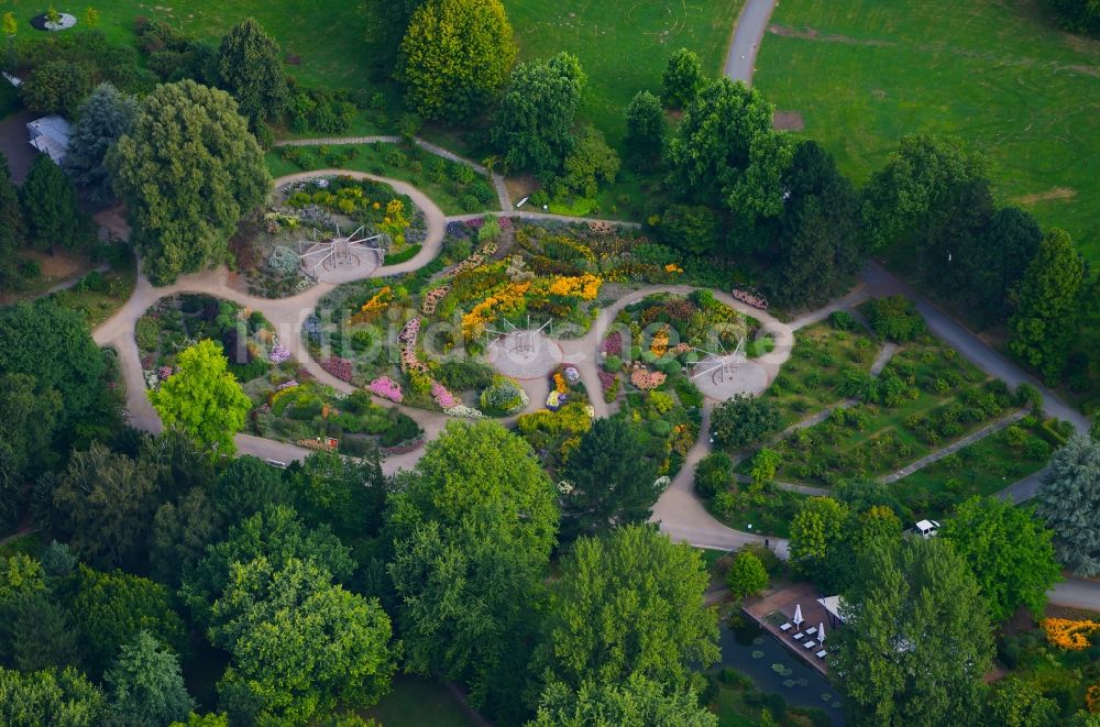 Dortmund aus der Vogelperspektive: Blumenbeete, Bäume und Sträucher am Café An den Wasserbecken im Westfalenpark in Dortmund im Bundesland Nordrhein-Westfalen