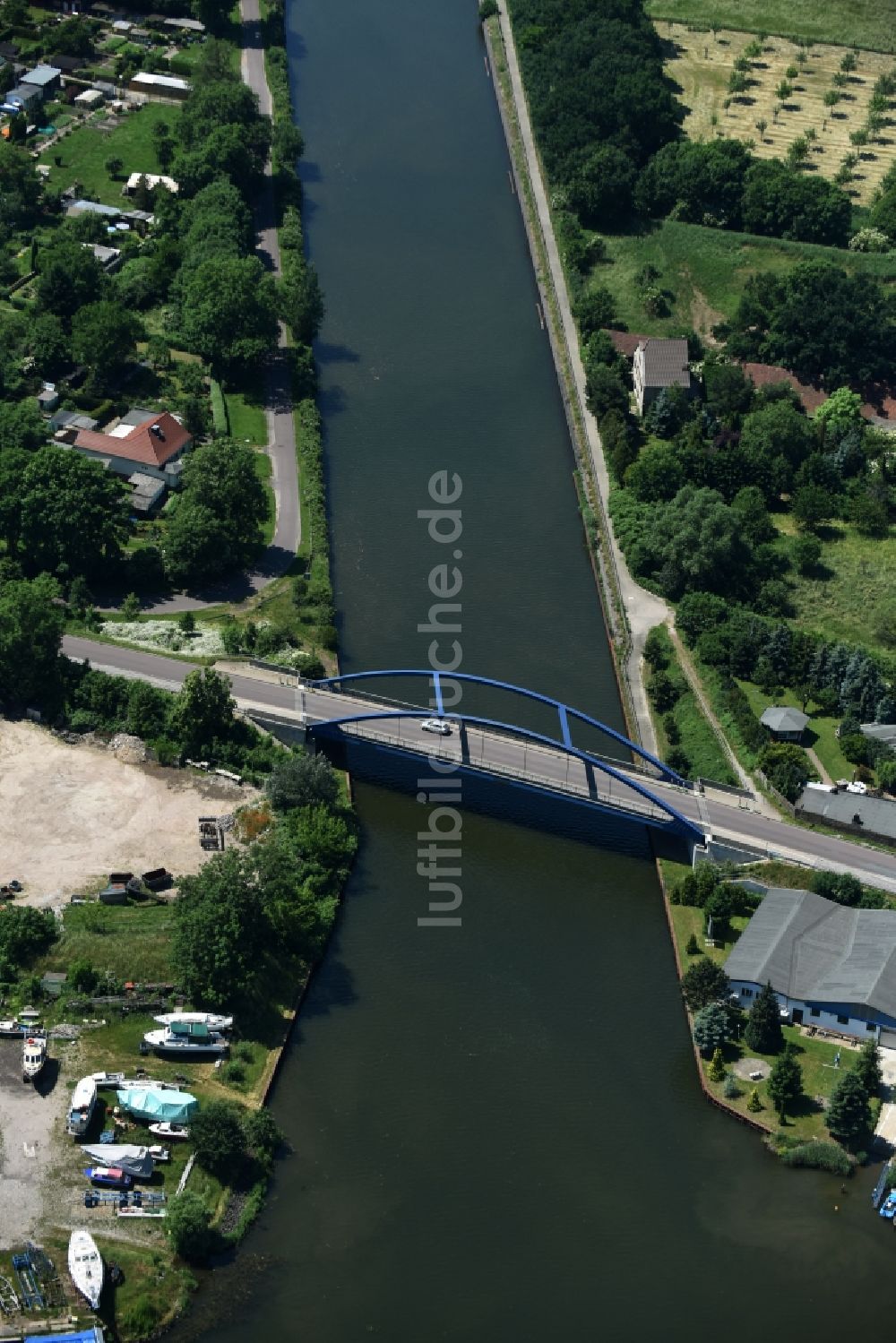 Burg aus der Vogelperspektive: Blumenthaler Brücke über den Elbe-Havel-Kanal in Burg im Bundesland Sachsen-Anhalt