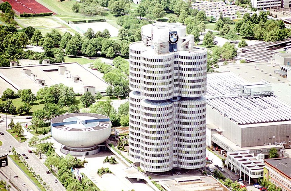 Luftaufnahme München/ Bayern - BMW- Hochhaus