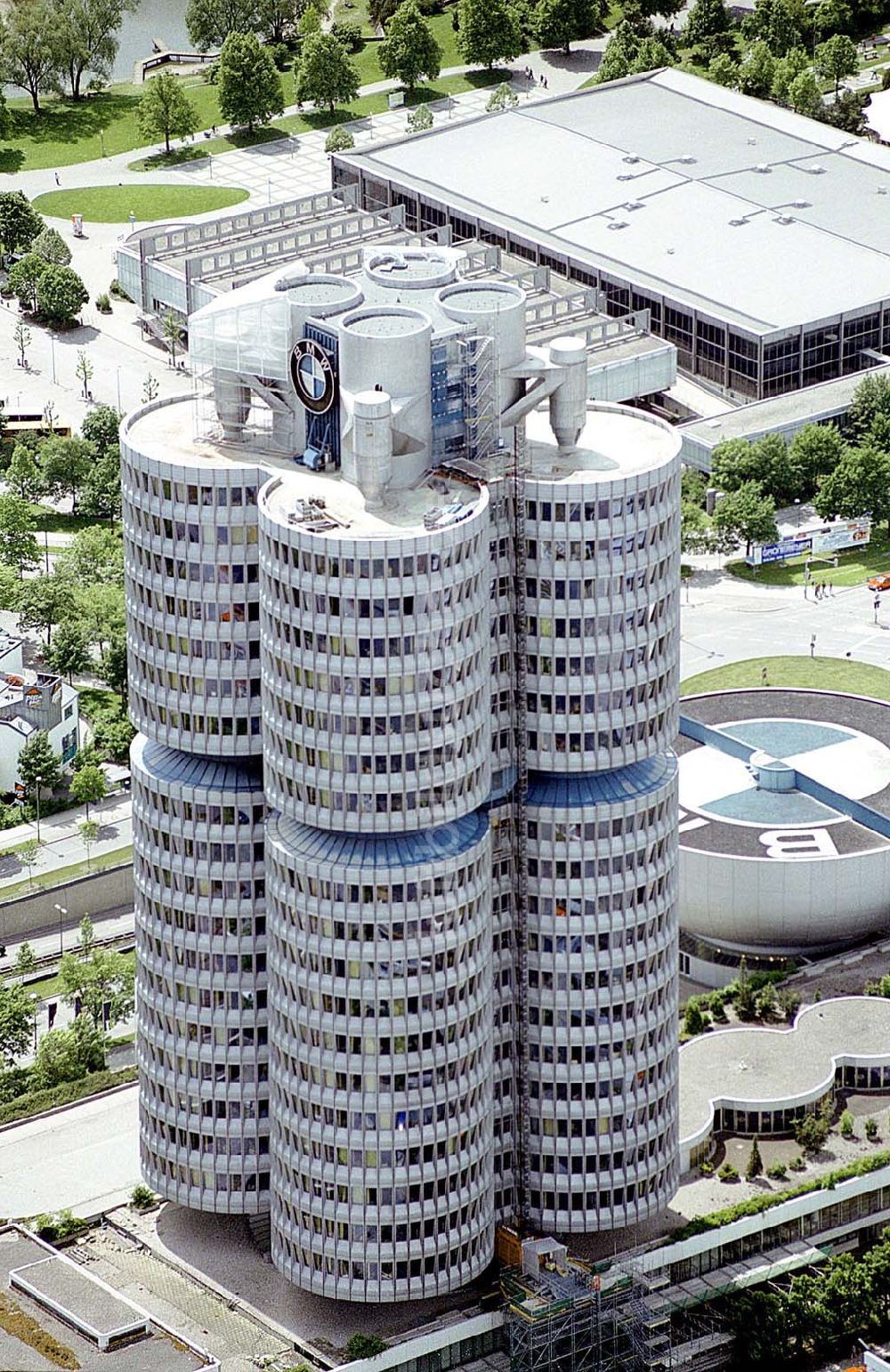 Luftaufnahme München/ Bayern - BMW- Hochhaus