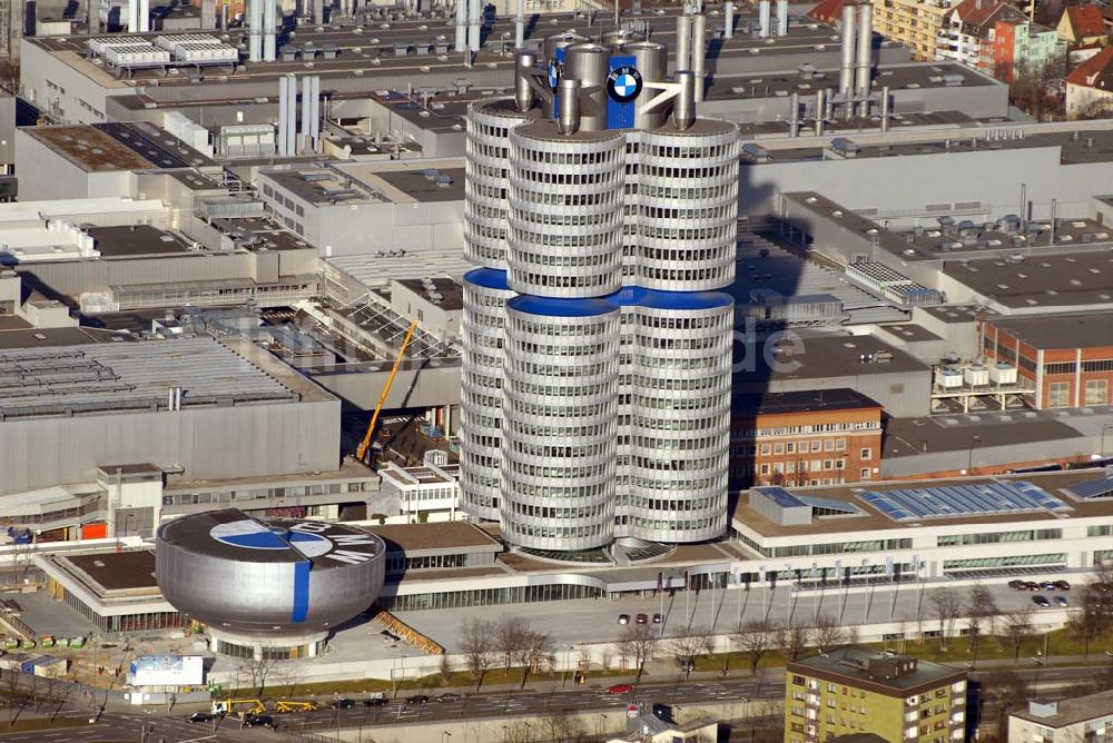 München von oben - BMW- Hochhaus (Verwaltungszentrum) am Mittleren Ring München.