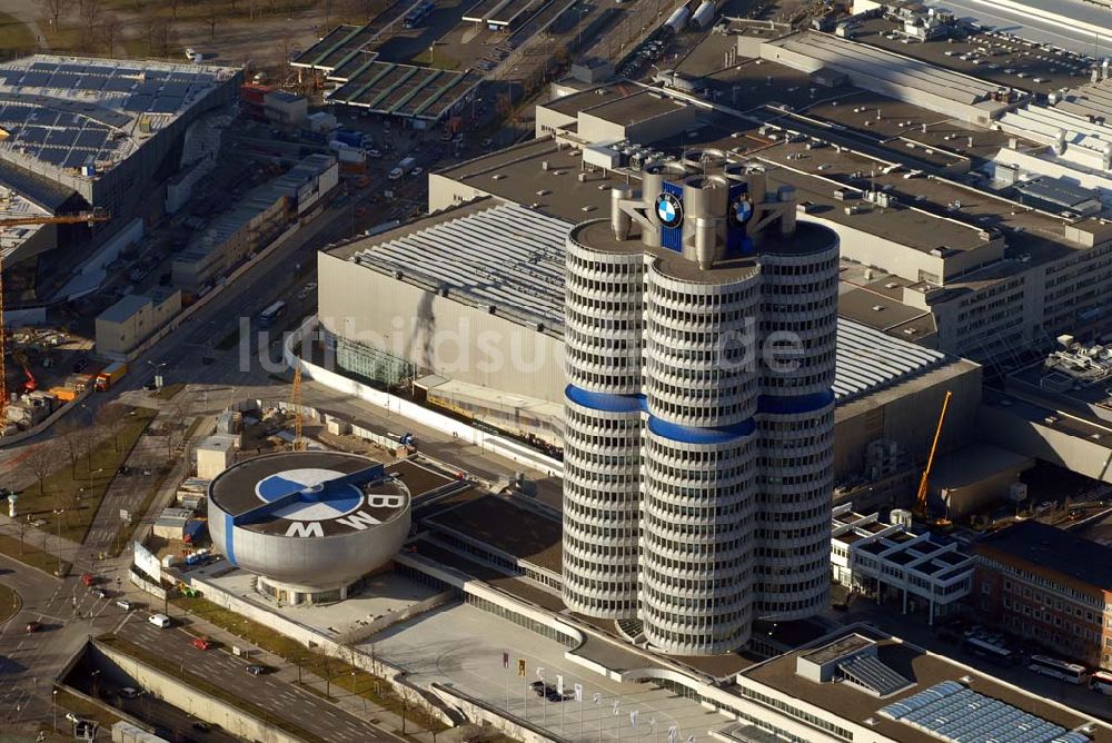 München aus der Vogelperspektive: BMW- Hochhaus (Verwaltungszentrum) am Mittleren Ring München.