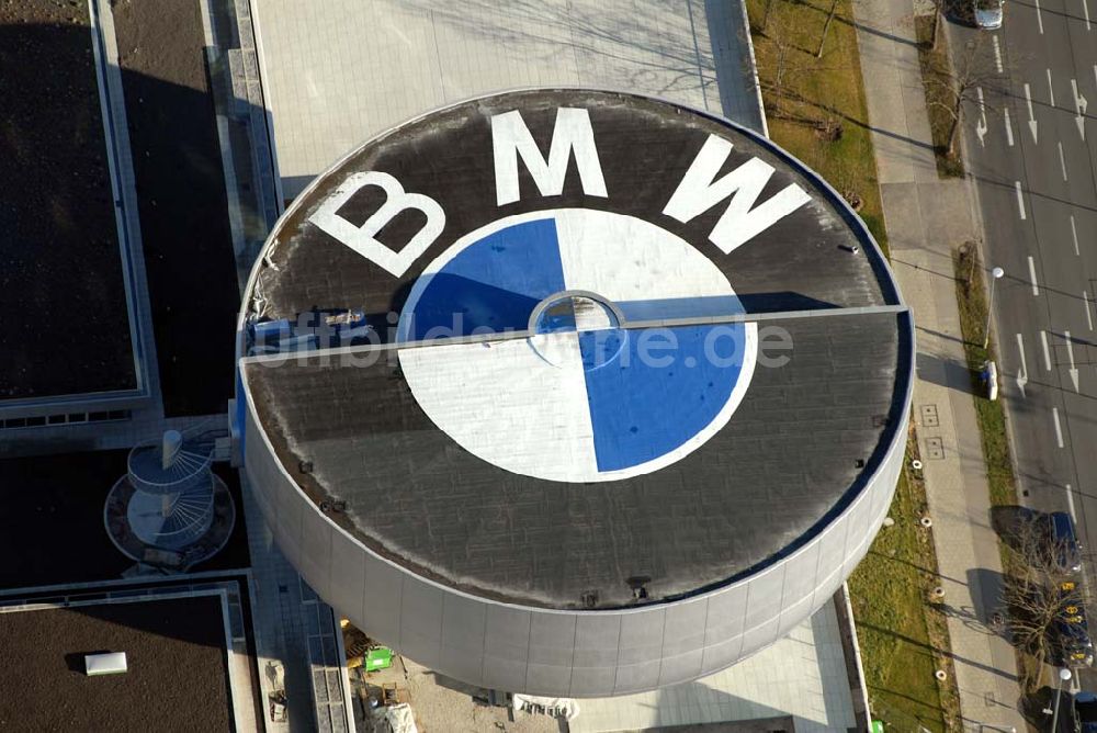 Luftaufnahme München - BMW- Hochhaus (Verwaltungszentrum) am Mittleren Ring München.