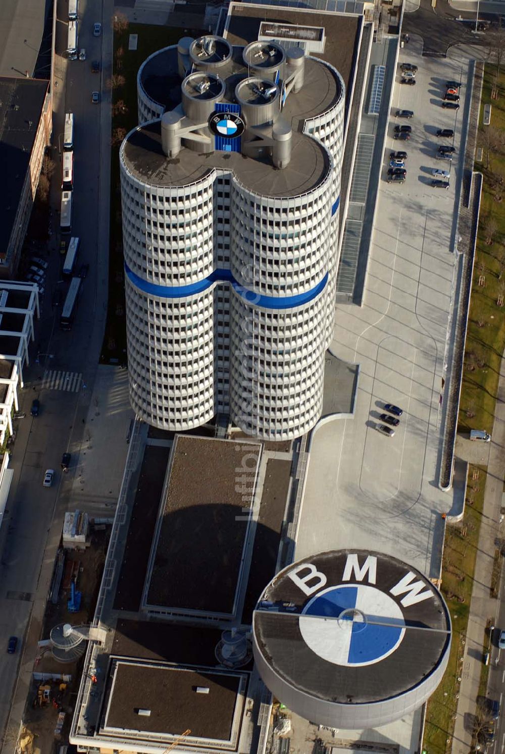 München von oben - BMW- Hochhaus (Verwaltungszentrum) am Mittleren Ring München.