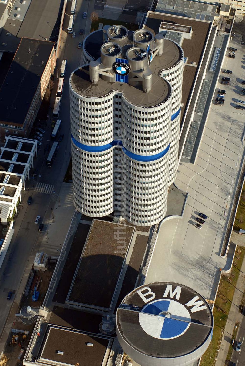 München aus der Vogelperspektive: BMW- Hochhaus (Verwaltungszentrum) am Mittleren Ring München.