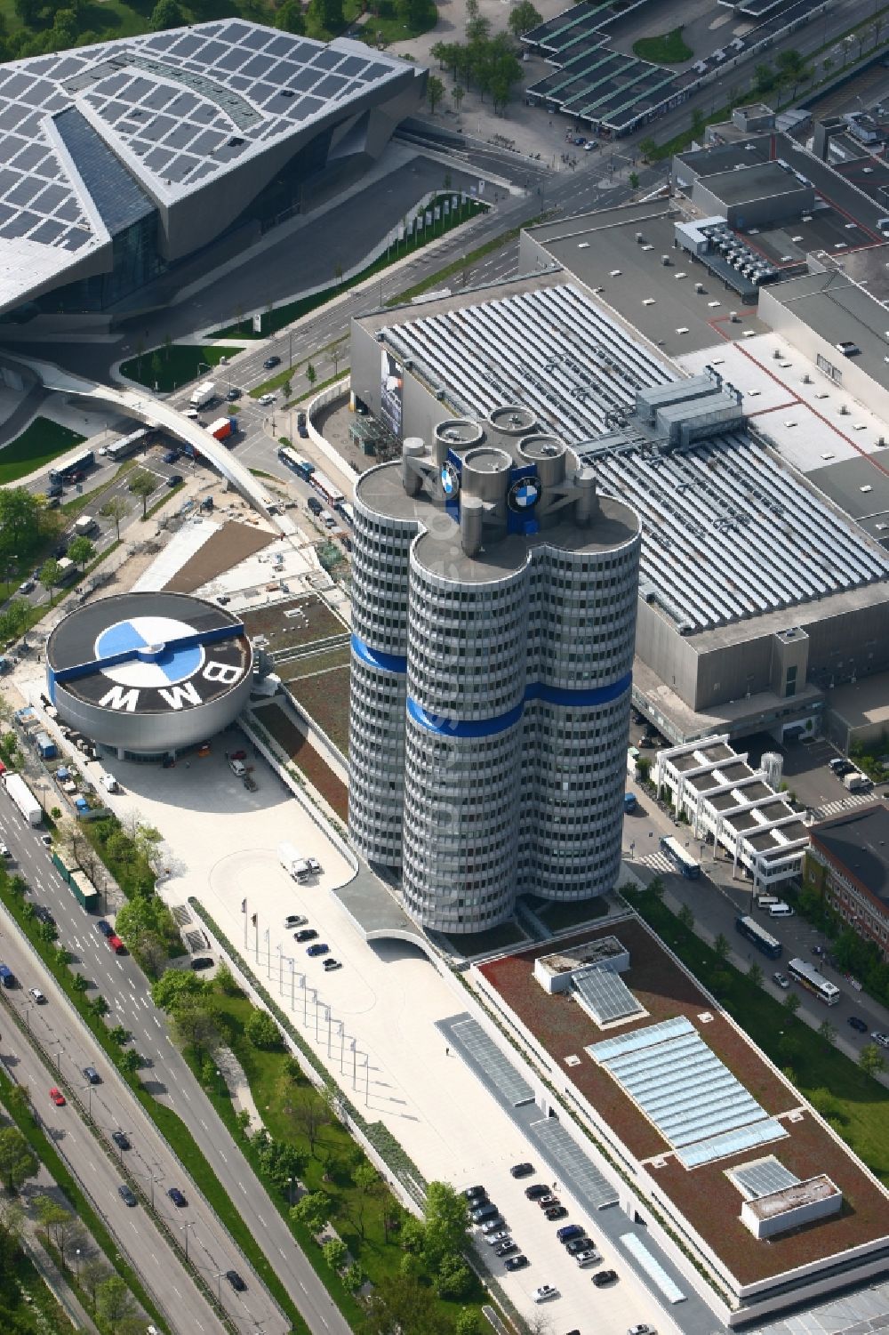 Luftbild München - BMW-Vierzylinder, auch BMW-Hochhaus gennant, am Petuelring in München in Bayern