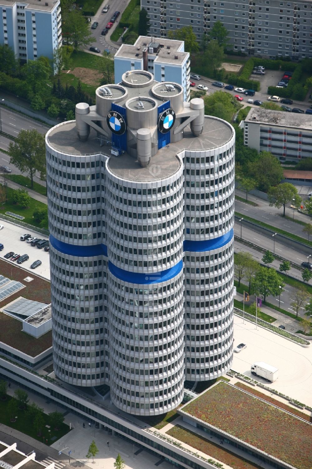 Luftaufnahme München - BMW-Vierzylinder, auch BMW-Hochhaus gennant, am Petuelring in München in Bayern