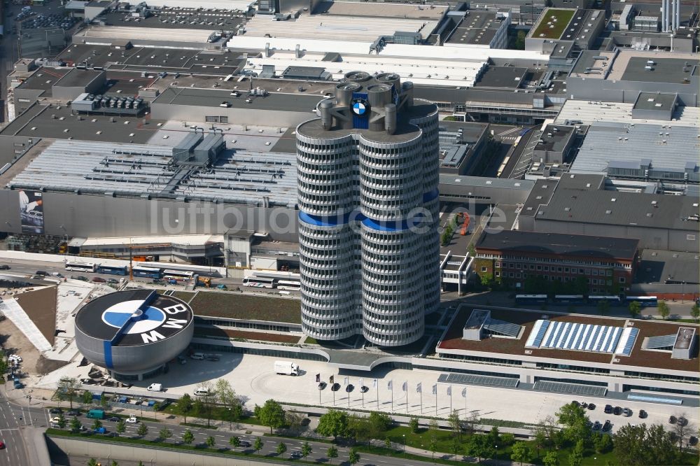 München von oben - BMW-Vierzylinder, auch BMW-Hochhaus gennant, am Petuelring in München in Bayern