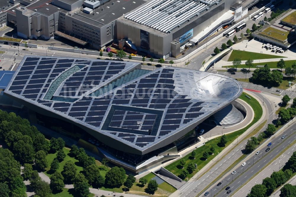 München von oben - BMW-Welt in München im Bundesland Bayern