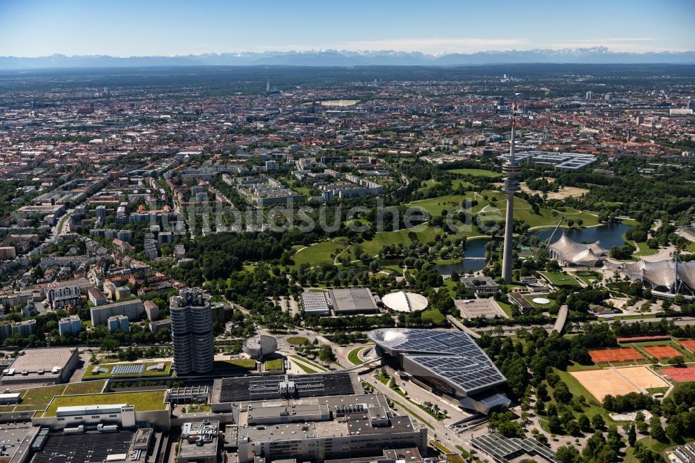 München von oben - BMW-Welt in München im Bundesland Bayern