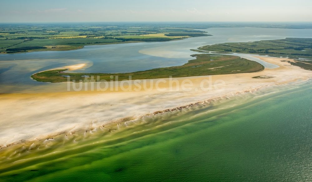 Luftaufnahme Zingst - Bodden- Küsten- Landschaft am Sandstrand der Ostsee in Zingst im Bundesland Mecklenburg-Vorpommern