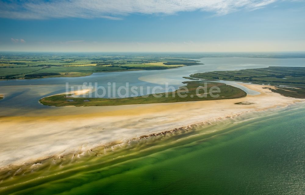 Zingst aus der Vogelperspektive: Bodden- Küsten- Landschaft am Sandstrand der Ostsee in Zingst im Bundesland Mecklenburg-Vorpommern