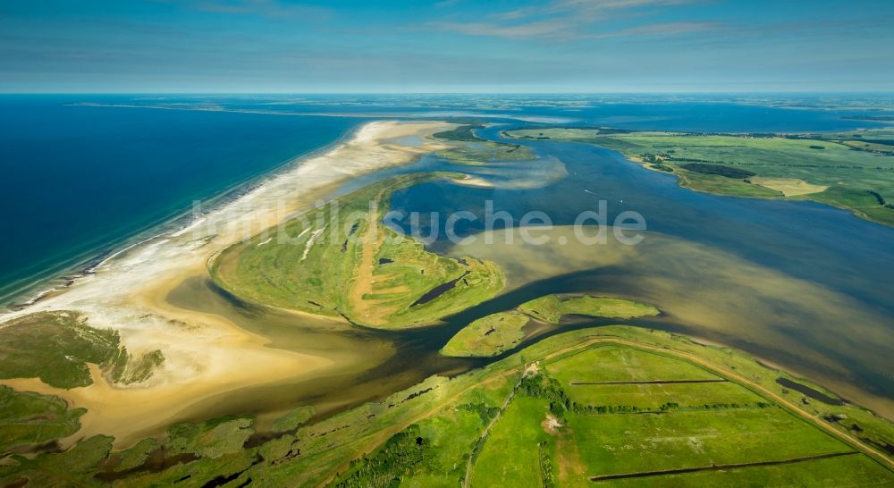 Luftaufnahme Zingst - Bodden- Küsten- Landschaft am Sandstrand der Ostsee in Zingst im Bundesland Mecklenburg-Vorpommern