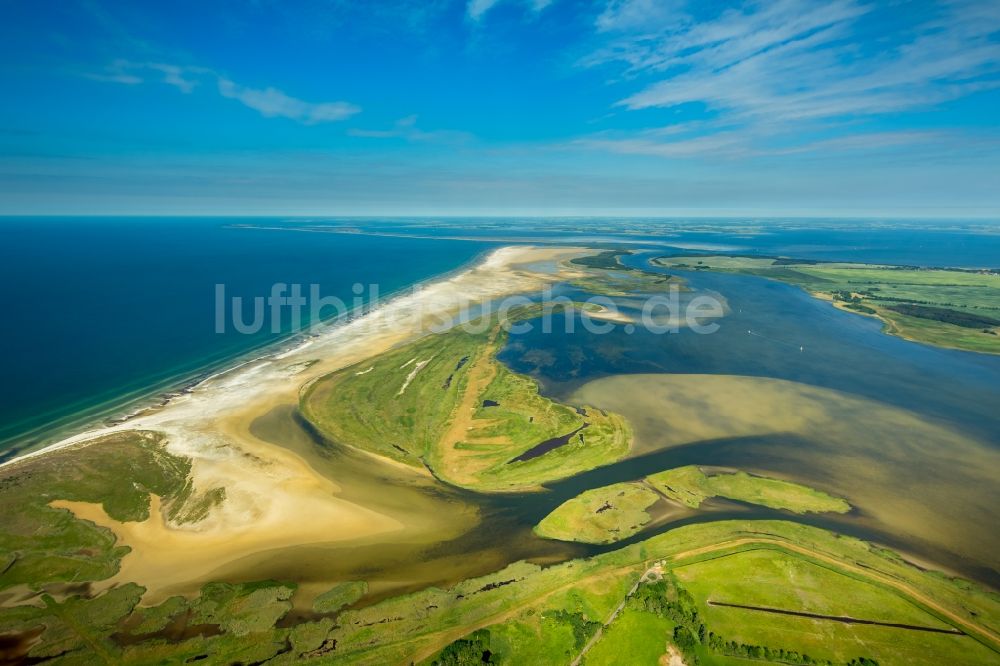 Zingst von oben - Bodden- Küsten- Landschaft am Sandstrand der Ostsee in Zingst im Bundesland Mecklenburg-Vorpommern