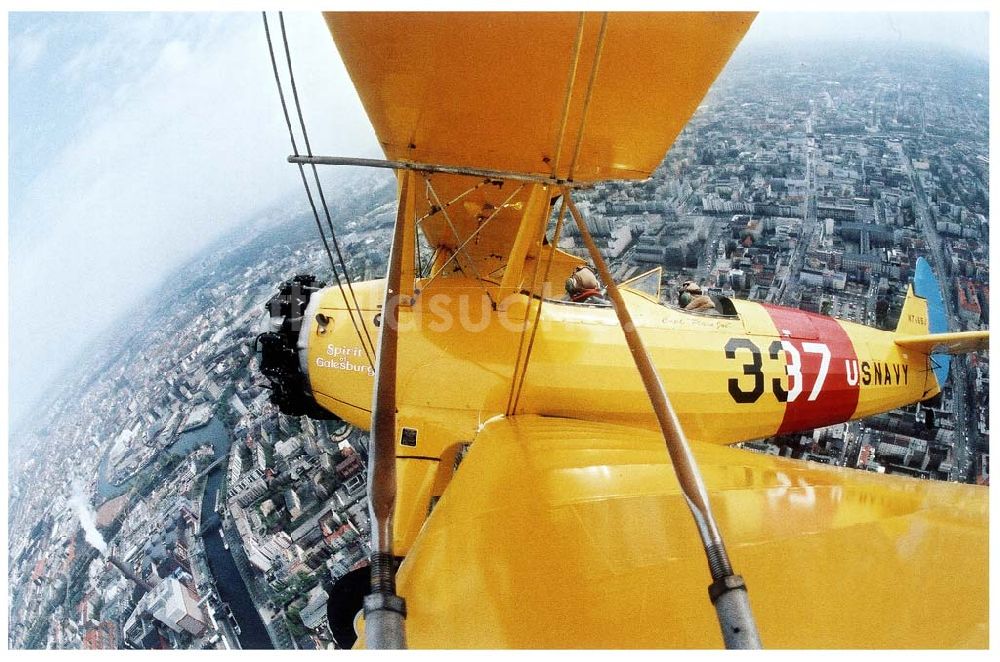 Berlin aus der Vogelperspektive: Boeing Starman anläßlich der ersten ILA in Berlin-SXF über der Stadt