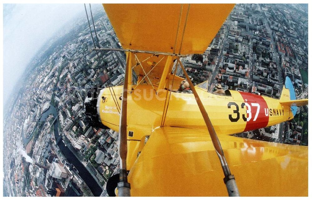 Luftbild Berlin - Boeing Stearman anläßlich der ersten ILA in Berlin-SXF über der Stadt