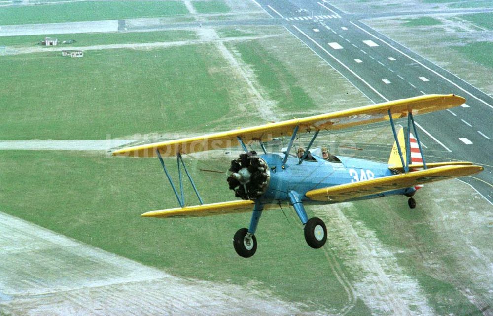 Luftaufnahme Berlin - Boeing - Stearman Flug über Berlin