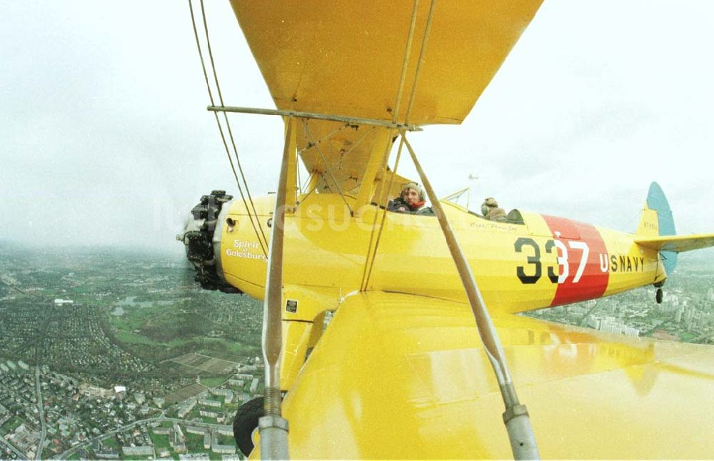 Berlin aus der Vogelperspektive: Boeing - Stearman Flug über Berlin anläßlich der Take Off 92 auf dem Flughafen Berlin - Schönefeld.