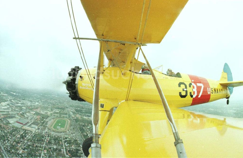 Luftbild Berlin - Boeing - Stearman Flug über Berlin anläßlich der Take Off 92 auf dem Flughafen Berlin - Schönefeld.