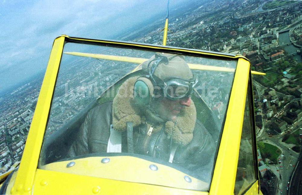 Berlin aus der Vogelperspektive: Boeing - Stearman Flug über Berlin anläßlich der Take Off 92 auf dem Flughafen Berlin - Schönefeld.