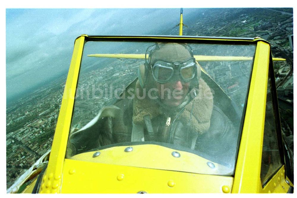 Luftbild Berlin - Boeing - Stearman Flug über Berlin anläßlich der Take Off 92 auf dem Flughafen Berlin - Schönefeld.