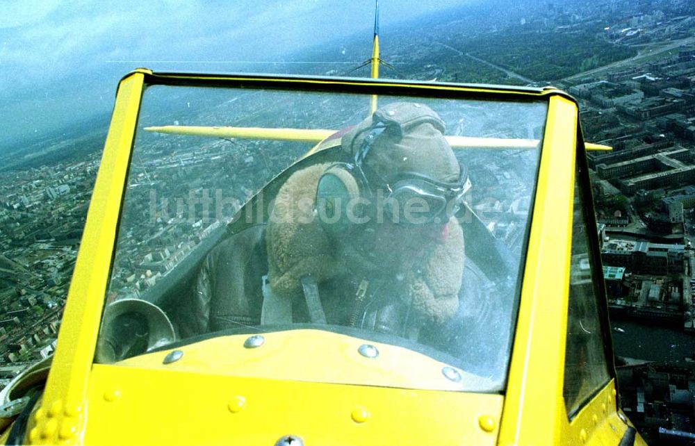 Luftaufnahme Berlin - Boeing - Stearman Flug über Berlin anläßlich der Take Off 92 auf dem Flughafen Berlin - Schönefeld.