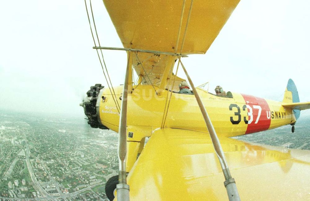 Luftbild Berlin - Boeing - Stearman Flug über Berlin anläßlich der Take Off 92 auf dem Flughafen Berlin - Schönefeld.