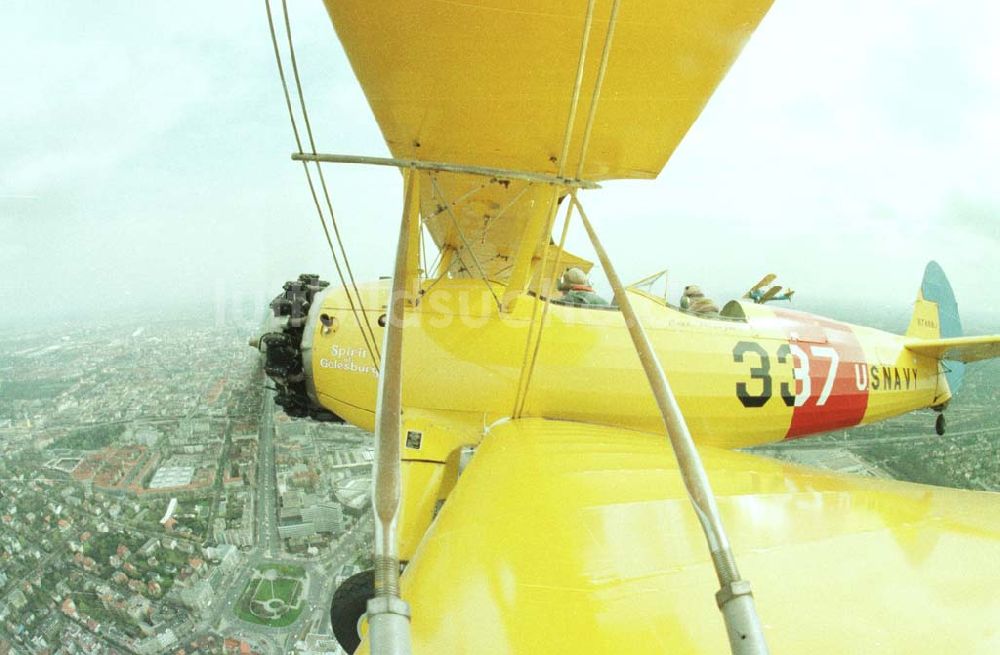 Luftaufnahme Berlin - Boeing - Stearman Flug über Berlin anläßlich der Take Off 92 auf dem Flughafen Berlin - Schönefeld.