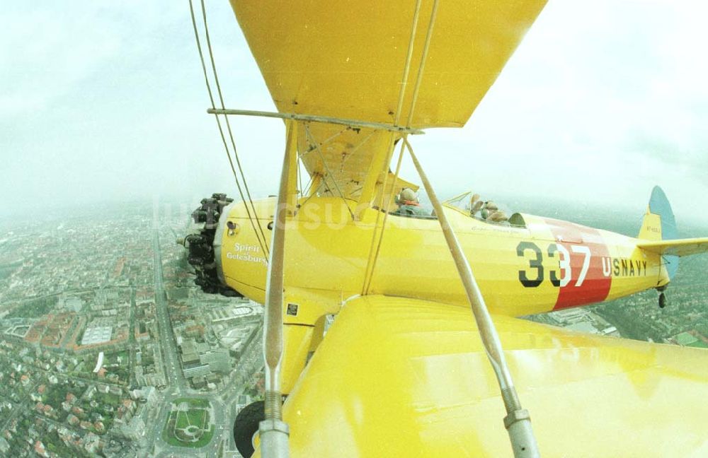 Berlin von oben - Boeing - Stearman Flug über Berlin anläßlich der Take Off 92 auf dem Flughafen Berlin - Schönefeld.