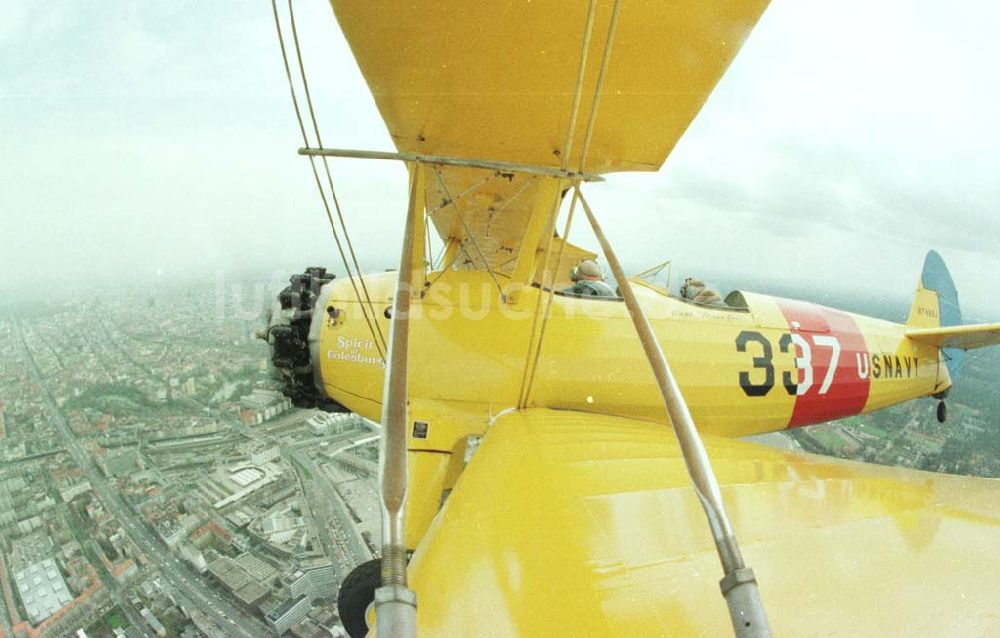 Berlin aus der Vogelperspektive: Boeing - Stearman Flug über Berlin anläßlich der Take Off 92 auf dem Flughafen Berlin - Schönefeld.