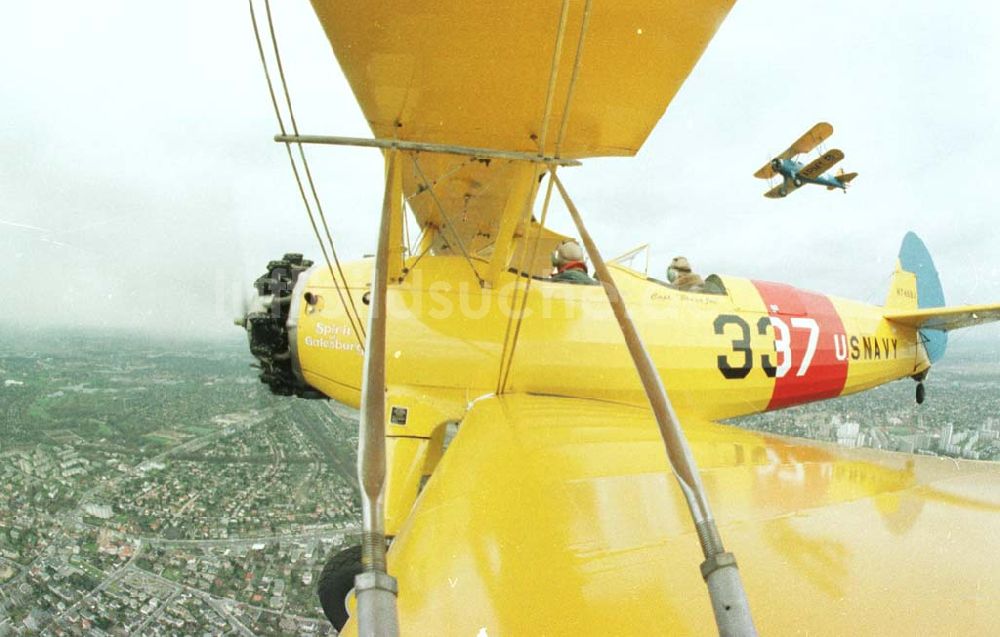 Luftbild Berlin - Boeing - Stearman Flug über Berlin anläßlich der Take Off 92 auf dem Flughafen Berlin - Schönefeld.