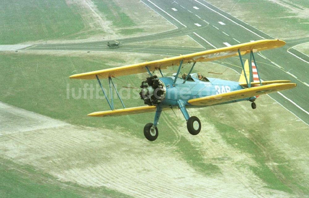 Berlin von oben - Boeing - Stearman Flug über Berlin anläßlich der Take Off 92 auf dem Flughafen Berlin - Schönefeld.