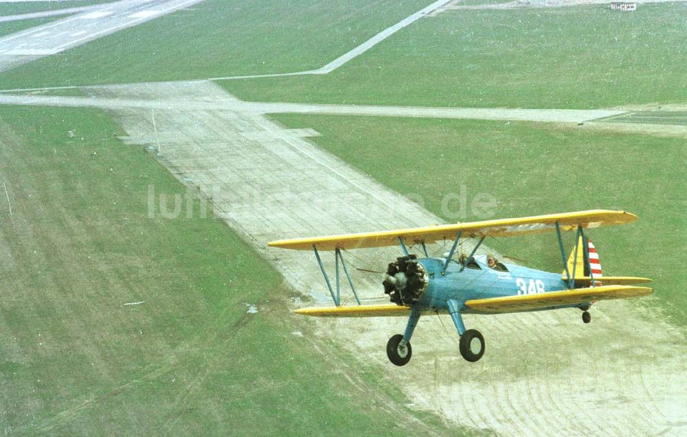 Berlin aus der Vogelperspektive: Boeing - Stearman Flug über Berlin anläßlich der Take Off 92 auf dem Flughafen Berlin - Schönefeld.