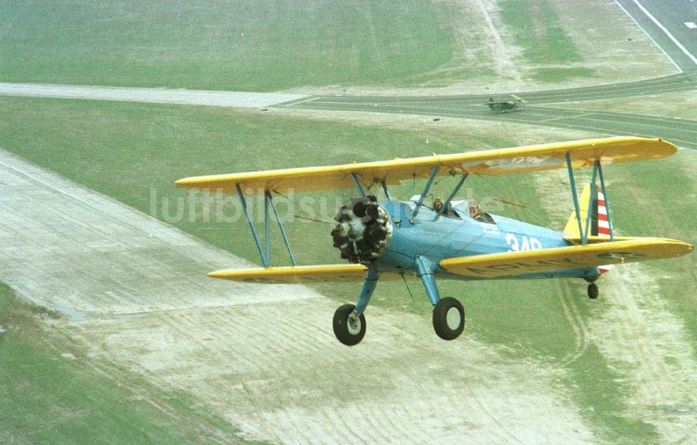 Luftbild Berlin - Boeing - Stearman Flug über Berlin anläßlich der Take Off 92 auf dem Flughafen Berlin - Schönefeld.