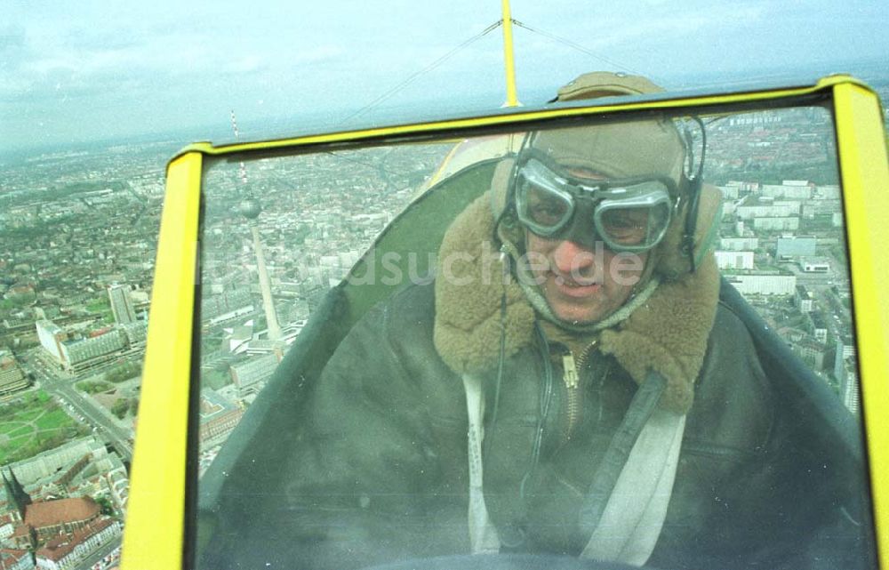 Luftbild Berlin - Boeing - Stearman Flug über Berlin anläßlich der Take Off 92 auf dem Flughafen Berlin - Schönefeld.