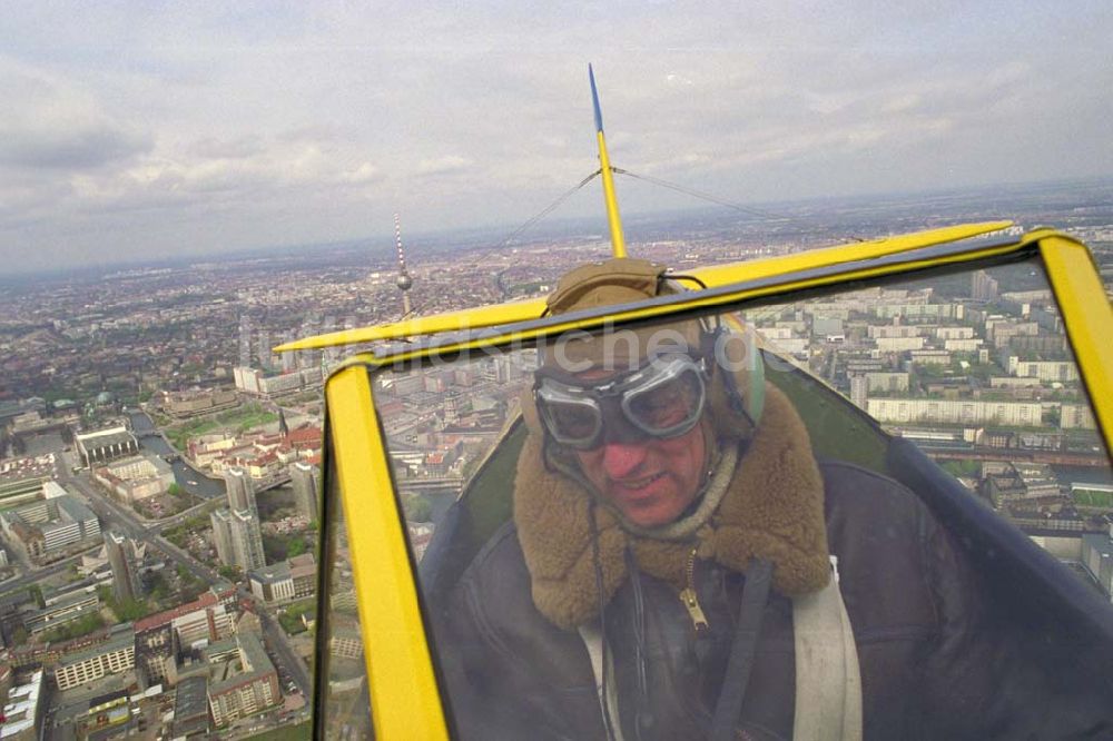 Luftaufnahme Berlin - Boeing - Stearman Flug über Berlin anläßlich der Take Off 92 auf dem Flughafen Berlin - Schönefeld.