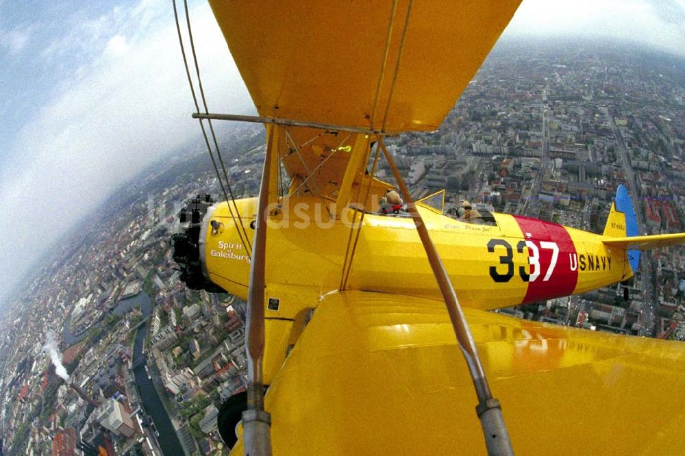 Luftaufnahme Berlin - Boeing-Stearman Flug über Berlin anlässlich der Take Off 92 auf dem Flughafen Berlin-Schönefeld. 1992