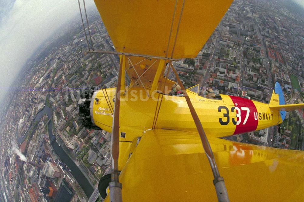 Berlin von oben - Boeing-Stearman Flug über Berlin anlässlich der Take Off 92 auf dem Flughafen Berlin-Schönefeld. 1992