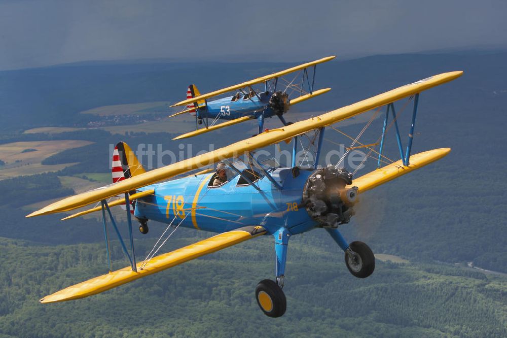 Ober-Mörlen aus der Vogelperspektive: Boeing Stearman - Formation über Ober-Mörlen im hessischen Wetteraukreis