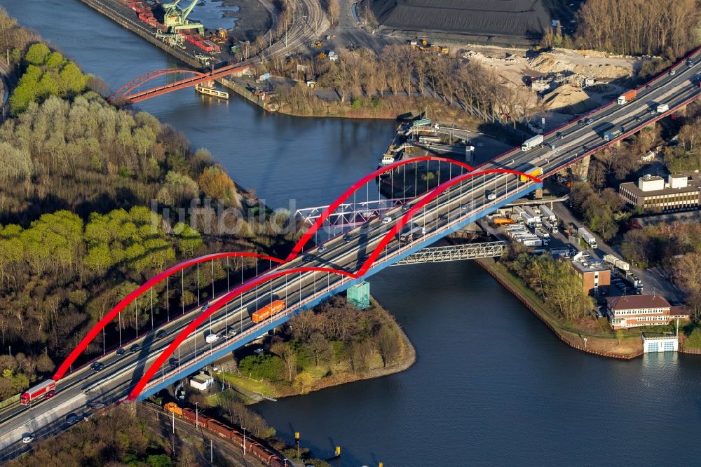 Luftaufnahme Bottrop - Bogenbrücke der Bundesautobahn A 42 in Bottrop im Bundesland Nordrhein-Westfalen