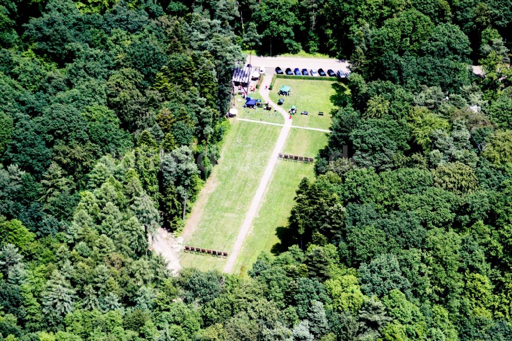 Kandel von oben - Bogenschießanlage des Bogensport Verein Kandel in einer Waldlinchtung des Bienwaldes in Kandel im Bundesland Rheinland-Pfalz, Deutschland