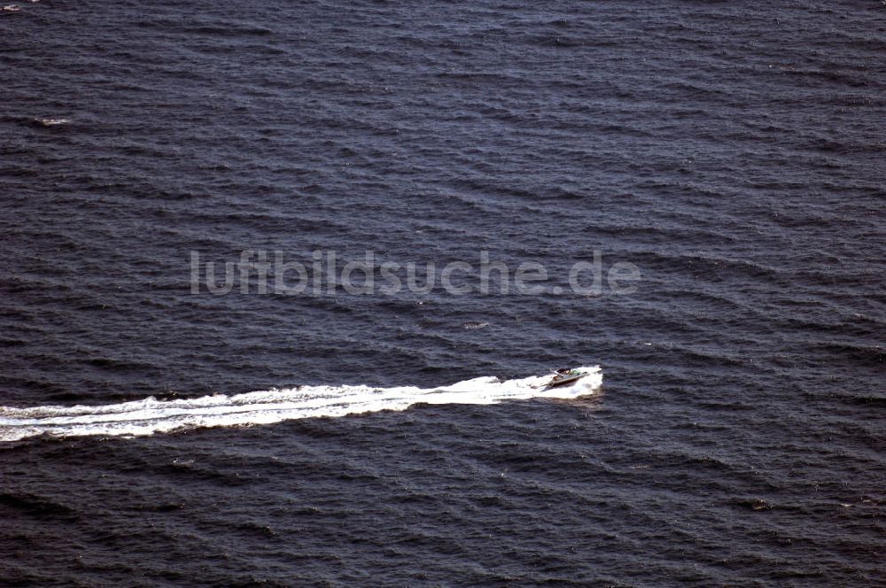 Saint-Raphael aus der Vogelperspektive: Boot auf dem Mittelmeer bei Saint-Raphael an der Cote d'Azur in Frankreich