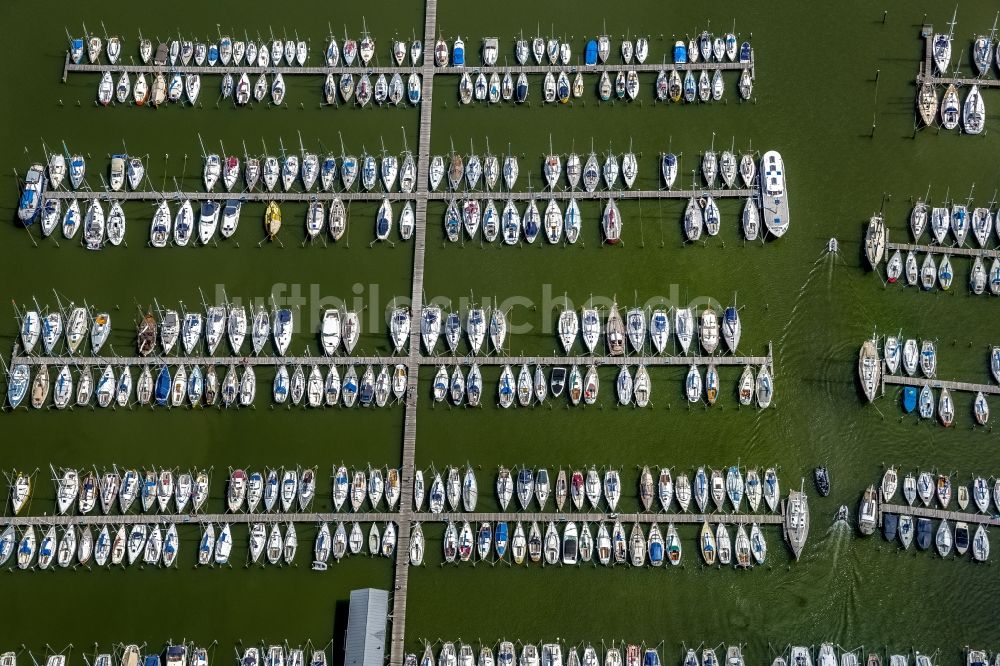 Hoorn von oben - Bootanlage und Yachthafen an der Küste zum Hoornschen Hop von Hoorn in Holland - Niederlande