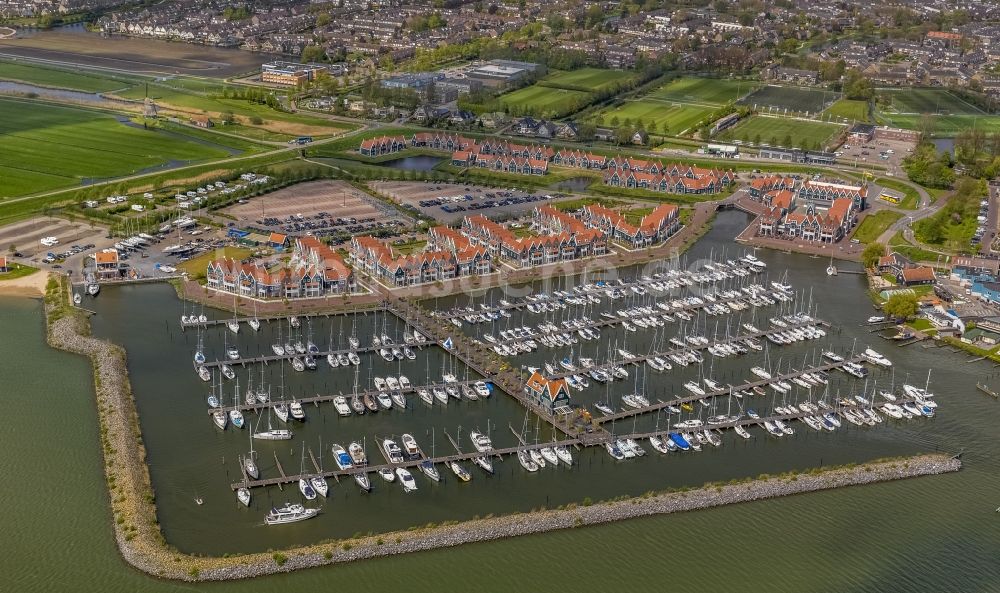 Katwoude von oben - Bootanlage und Yachthafen an der Küste zum Hoornschen Hop von Katwoude in Holland - Niederlande