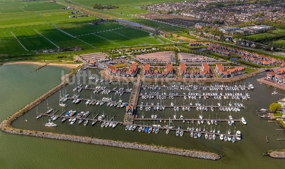 Katwoude aus der Vogelperspektive: Bootanlage und Yachthafen an der Küste zum Hoornschen Hop von Katwoude in Holland - Niederlande